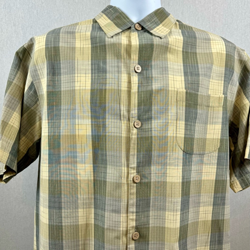 Casual button-down Tommy Bahama short sleeve shirt